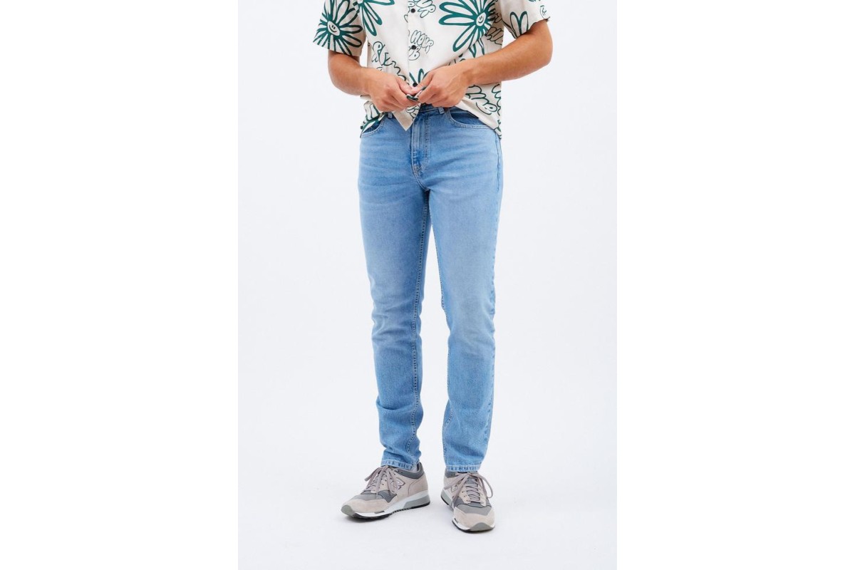 Dr Denim Clark Jeans Light Used A classic slim fit with a leg and a mid rise waist that never goes out of style, featuring stretch denim for comfort. -