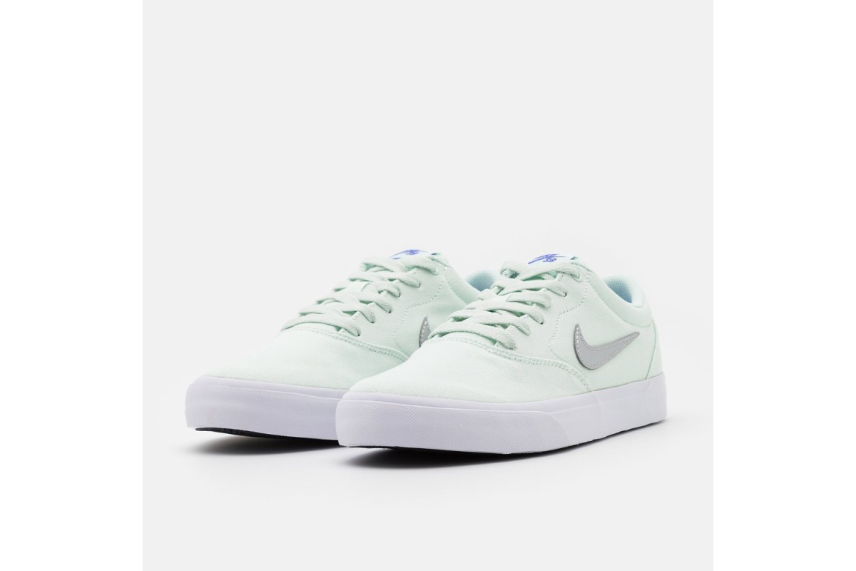 Nike SB Charge Canvas Green / Platinum The Nike SB Charge pairs a low-top silhouette with flexible canvas for premium performance. A dual-density insole your feet while you skate